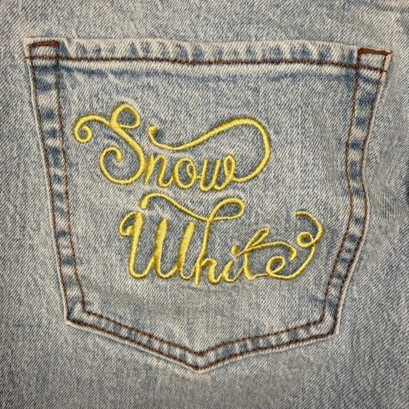 Her Universe Disney Snow White Seven Dwarfs Light Wash Denim Mom Jeans Womens 16 - Picture 5 of 9